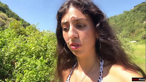 在挤满人的公共海滩上，脸上沾着热气行走 - Cumwalk