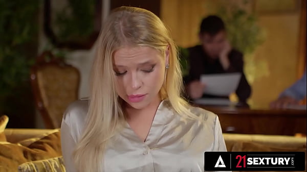 21 SEXTURY - La magnifique Alexa Flexy se fait baiser son joli cul par ses patrons