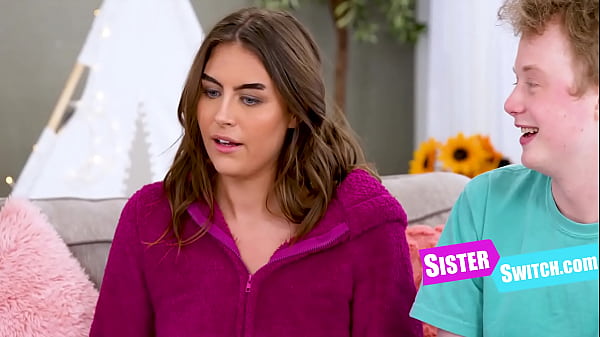 Geschichte von zwei süßen Stiefschwestern im Schlafanzug, die tauschen