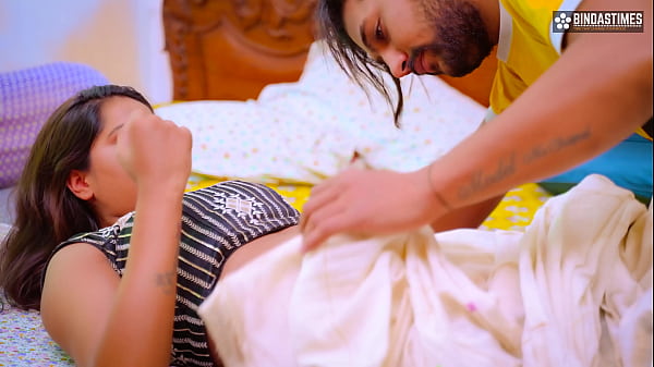 Dopo aver trovato la calda sorellastra indiana da sola a casa, il fratellastro ha scopato la sorellastra lattaia (HIndi Audio)