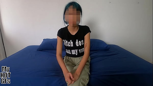 &iexcl_¡Apenas legal! Una jovencita recién cumplida de 18 años llega para probar algo nuevo...