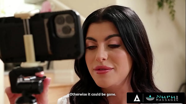 NURU-MASSAGE – Sexy Gal Ritchie gibt ein Anleitungsvideo, wie man die beste Nuru-Massage gibt