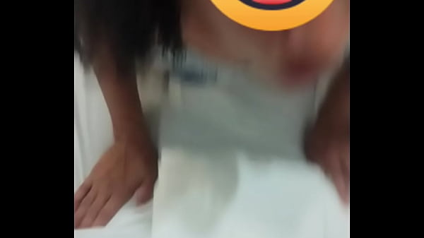 Una sexy teenager cornuta stuzzica