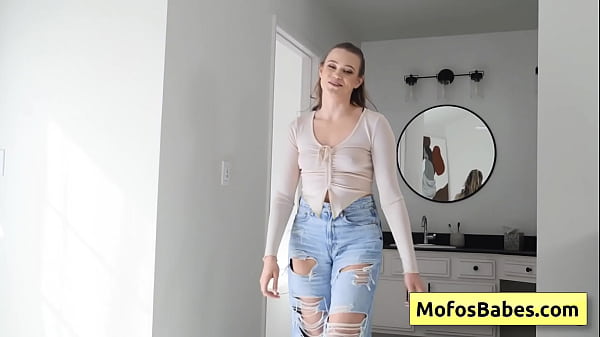 Adolescente loira sexy e com tesão faz um boquete molhado incrível na amiga. (Chloe Rose, Charles Dera)