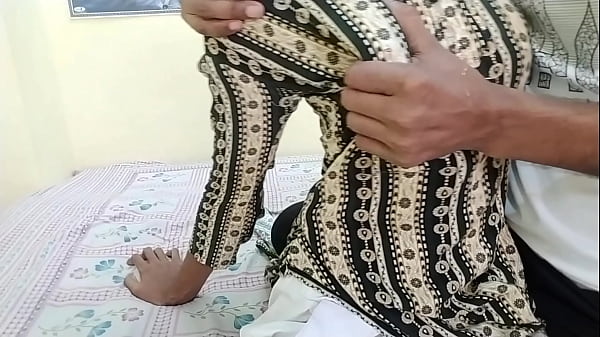 Đưa cô gái sống ở làng bản địa Ấn Độ đến nhà và ấn vào ngực cô ấy rất nhiều rồi đụ cô ấy