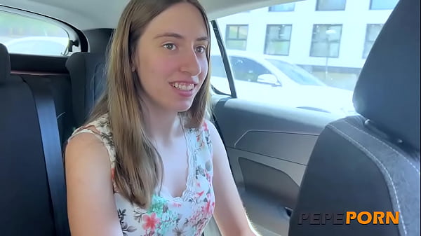 Carolina Lorca ist zurück! Behaarte Muschi und so unschuldig wie immer