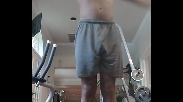 Sehen Sie sich ein hübsches Teenie-Workout-Video an