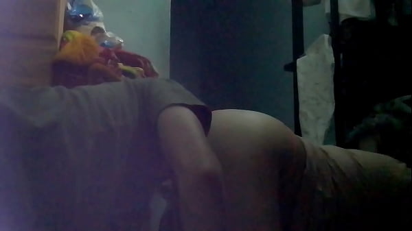 Ich lutsche im Dunkeln an ihrem Schwanz und Panzer