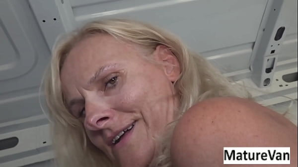 Bà ngoại vừa đuổi tôi ra ngoài sau khi đụ tôi trong MatureVan