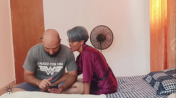 Meine Stiefschwester zeigt mir einige Bilder auf ihrem Handy und fängt an, mich zu erregen, bis wir am Ende ficken – Porno auf Spanisch.