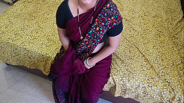 Stieftante wurde erklärt, wie man Sex mit ihrer Freundin hat, sie hatte Spaß daran, Schwänze in den Mund zu lutschen und in klarem Hindi-Ton Nahaufnahmen im Schlafzimmer zu ficken