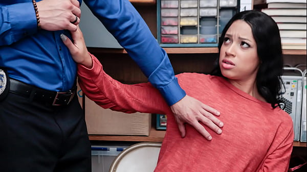 Teeh a été confrontée à son crime de vol à l'étalage par le garde - Fuckthief