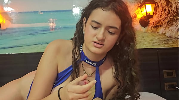 Latina con grandi tette si masturba guidata fino all'orgasmo