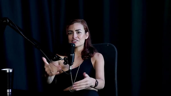 Una bella ragazzina birichina si esibisce - bi_sessuale