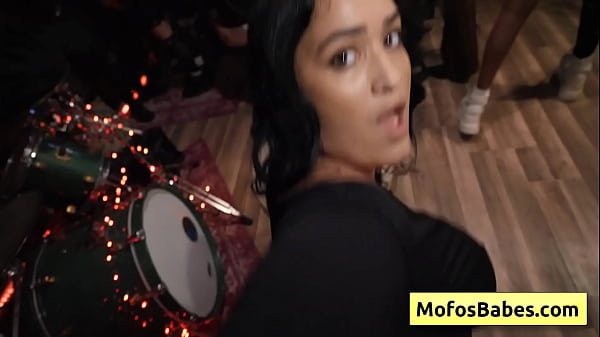 Una giovane troia bruna prende un cazzo enorme tra le sue grandi tette naturali e lo scopa forte - Nia Bleu, Brett Maker