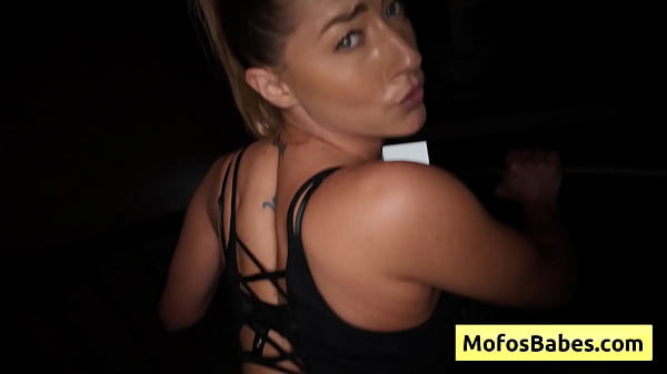 Nena rubia sexy adora las pollas enormes dentro de su apretado coño rosado y se corre rápido - Whitney OC, JMac