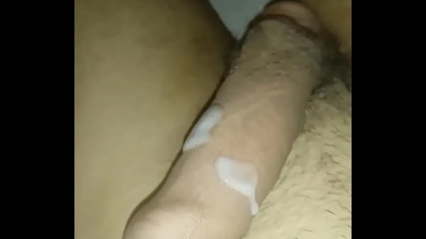 Schneller Handjob unter der Bettdecke oder