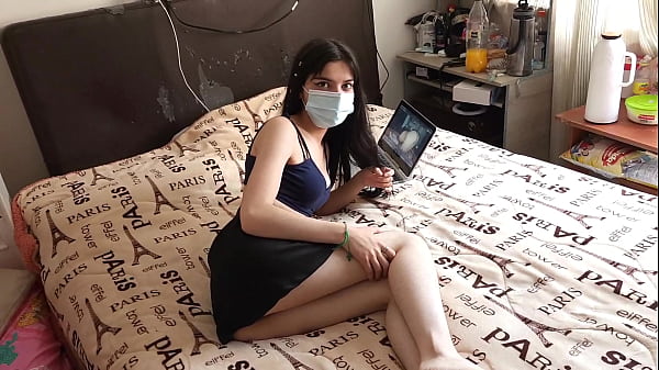 Usando falda sin ropa interior la sexy Laura es follada por no usar ropa interior deliciosa y sexual.