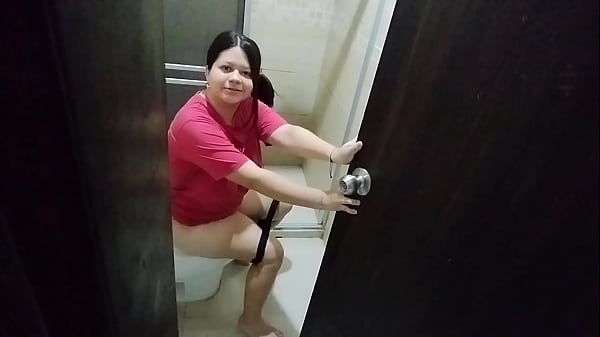 Espió a mi hermanastra en el baño y me hace follarle el gran culo