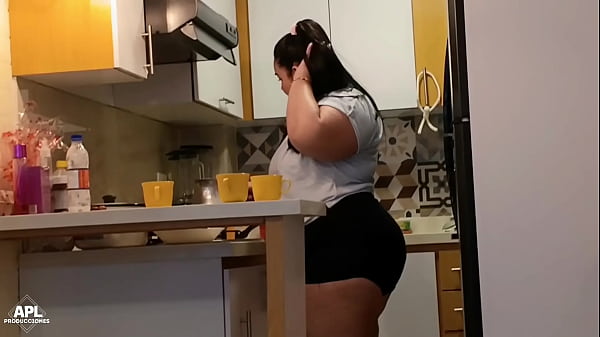 La splendida ragazza teenager si diverte a latina