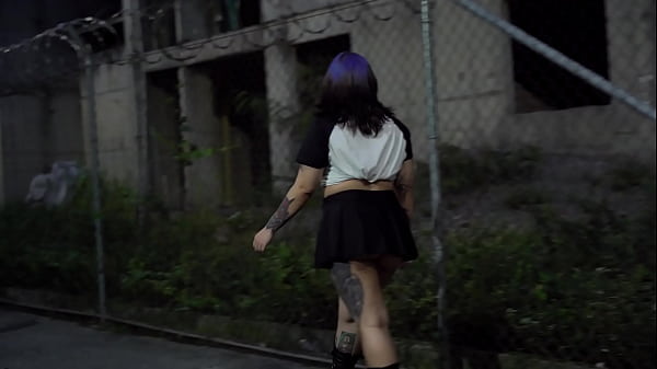 Gótica culona es atrapada en la calle por Ghost Face para tener sexo duro en Halloween