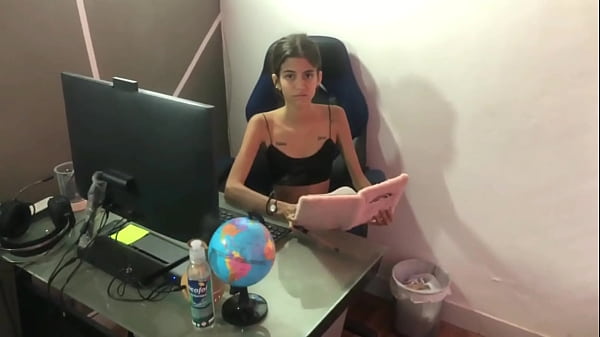 La psicologa sessuale non vede l'ora di vedere il mio grosso cazzo e me la scopo nella sua figa stretta - porno in spagnolo STORIA COMPLETA