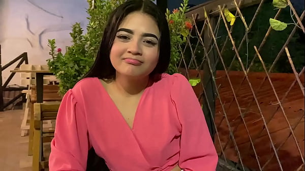 Chica joven traviesa se burla