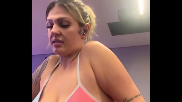 Mi alleno in palestra, pazzesco perché mio marito non mi scopa da 1 mese! Tanta emozione che la Maronba mi scorreva lungo le gambe, guardandomi con la voglia di regalarla!