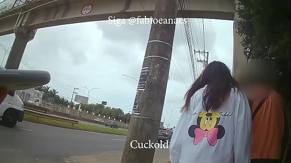 Sfida tra cornuti! La calda moglie Shy_mide entra nel bar con Neg&atilde_o_ come fidanzati e il cornuto a parte. Sottotitolato BBC