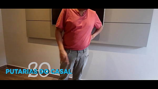 Il tecnico televisivo è andato al motel per riparare la TV quando è arrivato. La ragazza squillo entra nella stanza per servire il cliente. All'interno della stanza c'era il tecnico televisivo. Questa bionda porca ha preso un tè con la fica con il tecnico televisivo.