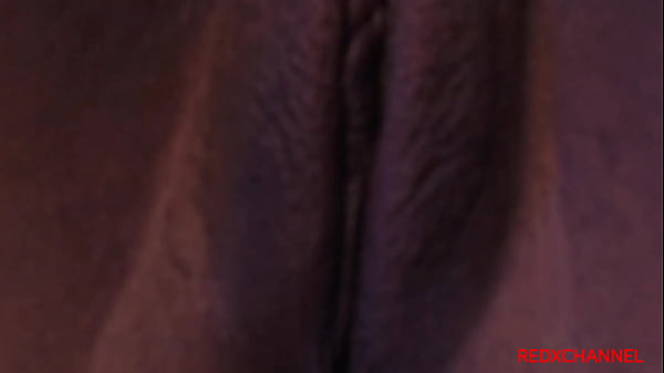 Großer Arsch wird mit einem großen Spielzeug in ihrer Muschi gefickt