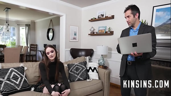 Süßes junges Mädchen hat Spaß