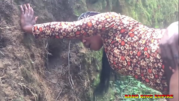 सेक्स एबोनी शौकिया घरेलू पत्नी बुश मीट के लिए एक अफ्रीकी शिकारी को चोदते हुए पकड़ी गई - हार्डकोर बुश पोर्नो