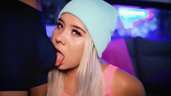 Ragazza teenager carina stuzzica con un pompino