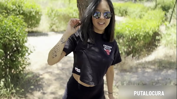 Une jeune fille espiègle s'amuse