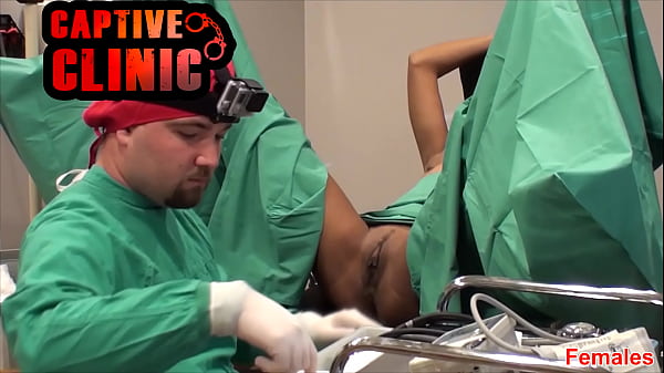 Jovencita apasionada se divierte