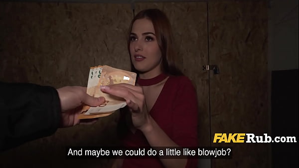 Una giovane rossa sexy si mette in mostra