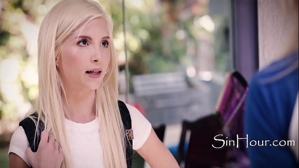 Teenager wird von einer Hure verführt, Stiefvater schaut zu, anstatt Stieftochter zu beschützen