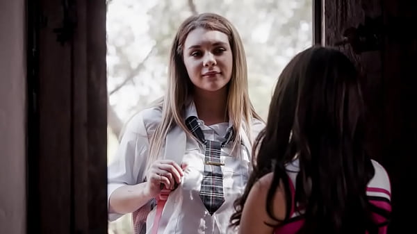 Ragazza teenager selvaggia prende in giro in modo lesbico