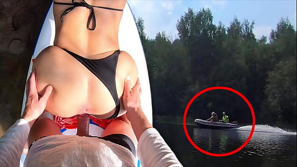 Siamo stati notati - Scopata all'aperto davvero rischiosa sulla riva del fiume - Alisa Lovely