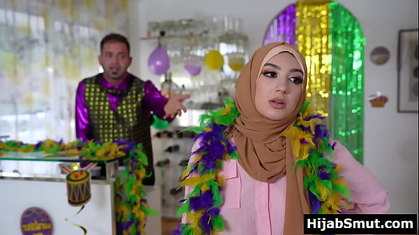 Bescheidenes muslimisches Mädchen bläst ihrem Freund zum ersten Mal einen