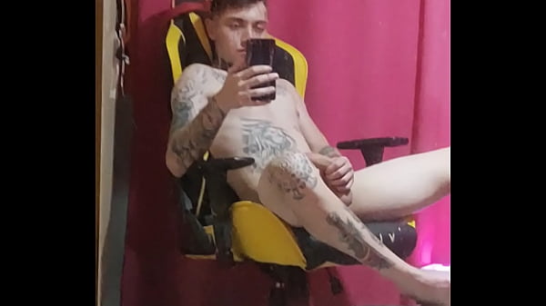 Regarde-moi tout doux et délicieux, alors pourquoi penses-tu que je voudrais être avec des personnes plus âgées ?