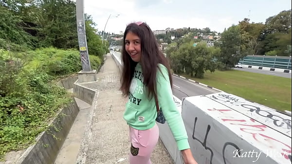 Recogida en público: llevó la belleza a los arbustos y se ofreció a tener relaciones sexuales.