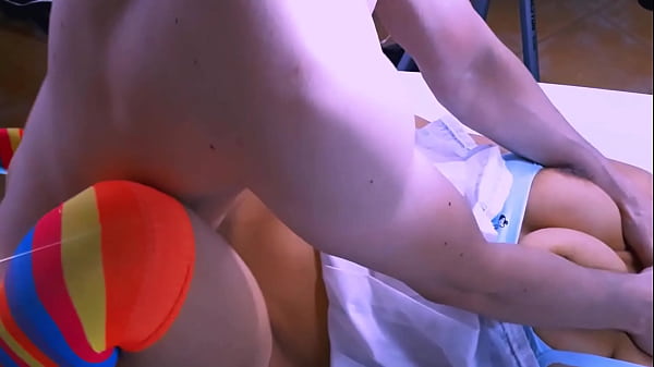 La matrigna del suo amico lo ha sorpreso a masturbarsi nel suo appartamento e ha deciso di aiutarlo a finire quello che aveva iniziato.