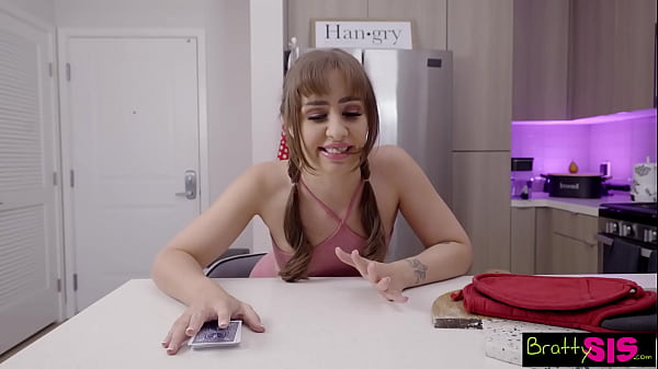 Attraktives junges Mädchen zeigt sich