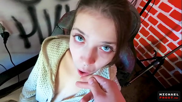 Attraktives Teenie-Mädchen posiert im Teenageralter