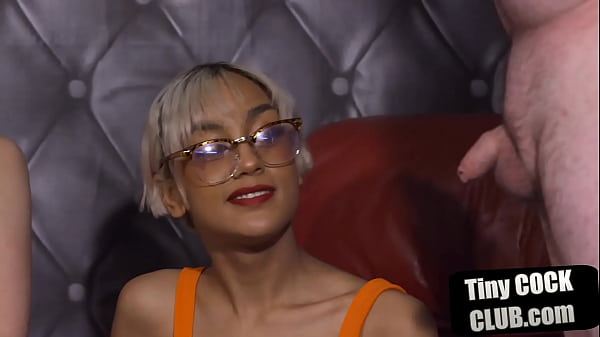 Kerl mit kleinem Schwanz wird in CFNM-HJ-Gruppe von Dominas gedemütigt