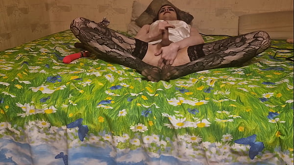 Masturbazione di Sissy con vibratore e sussulti che vengono caldi