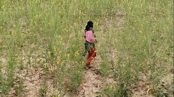 Ragazza all'aperto scopa con insegnante e studente