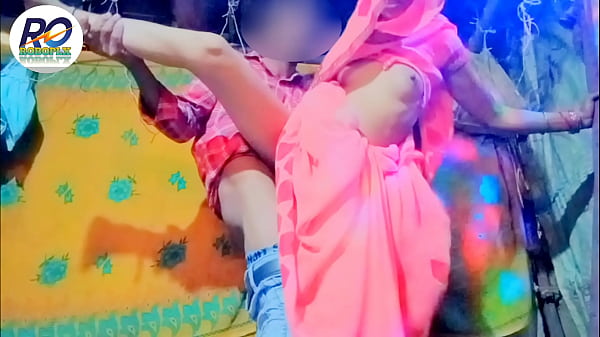 Empregada da aldeia, cunhada e cunhado, fodeu com égua na baia, levantou toda e fodeu com as pernas, voz hindi.